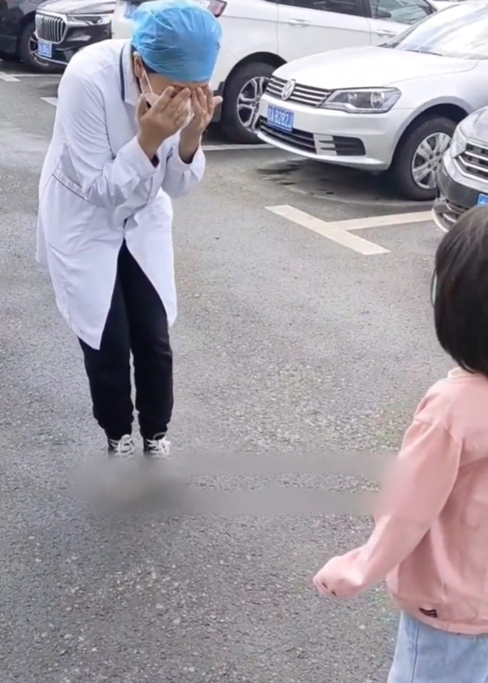 抗击疫情父女(抗疫中父母与子女)-第1张图片
