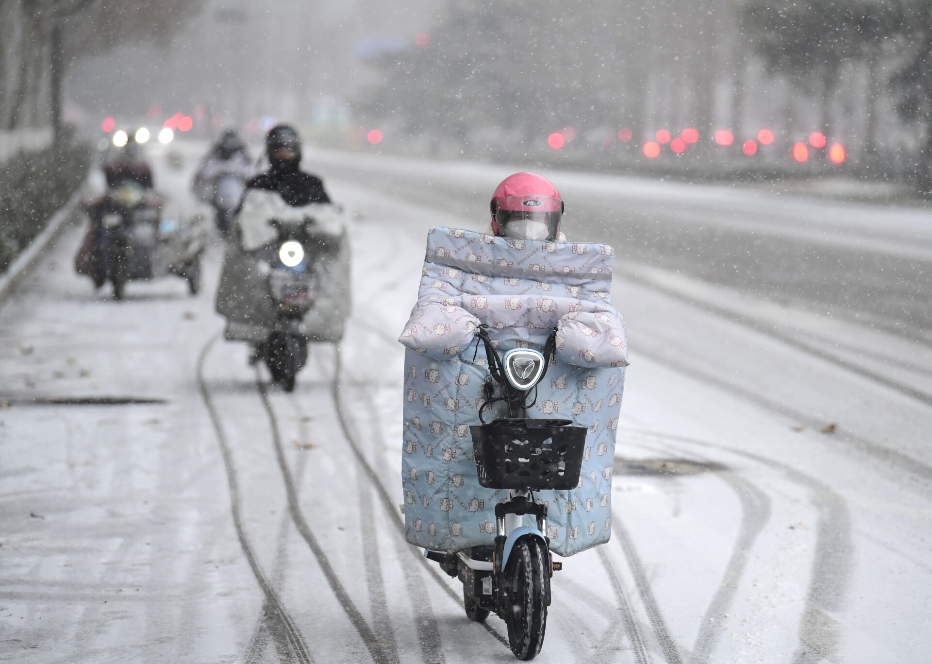 雨雪抗疫情(雨中抗疫)-第3张图片