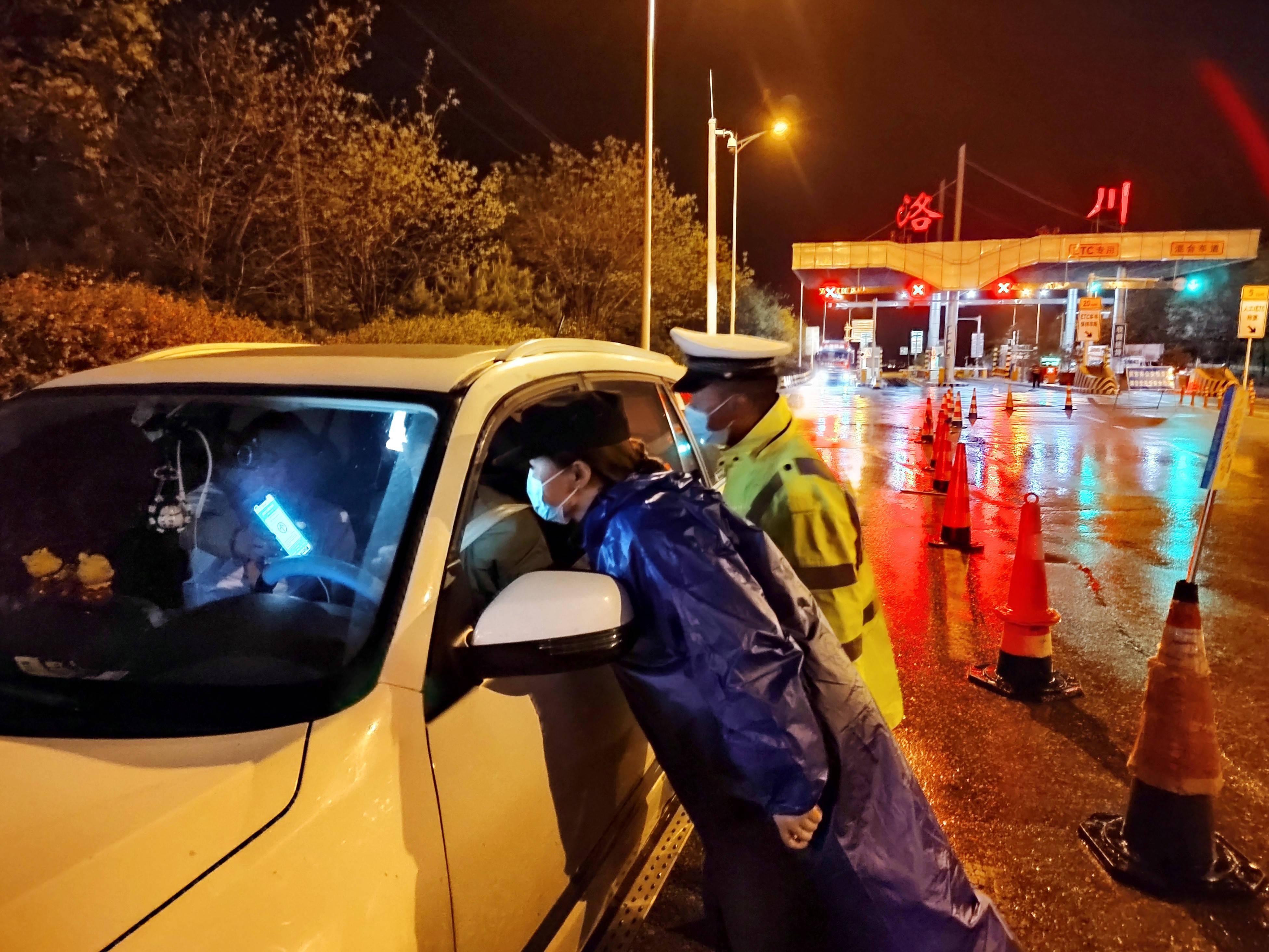 雨雪抗疫情(雨中抗疫)
