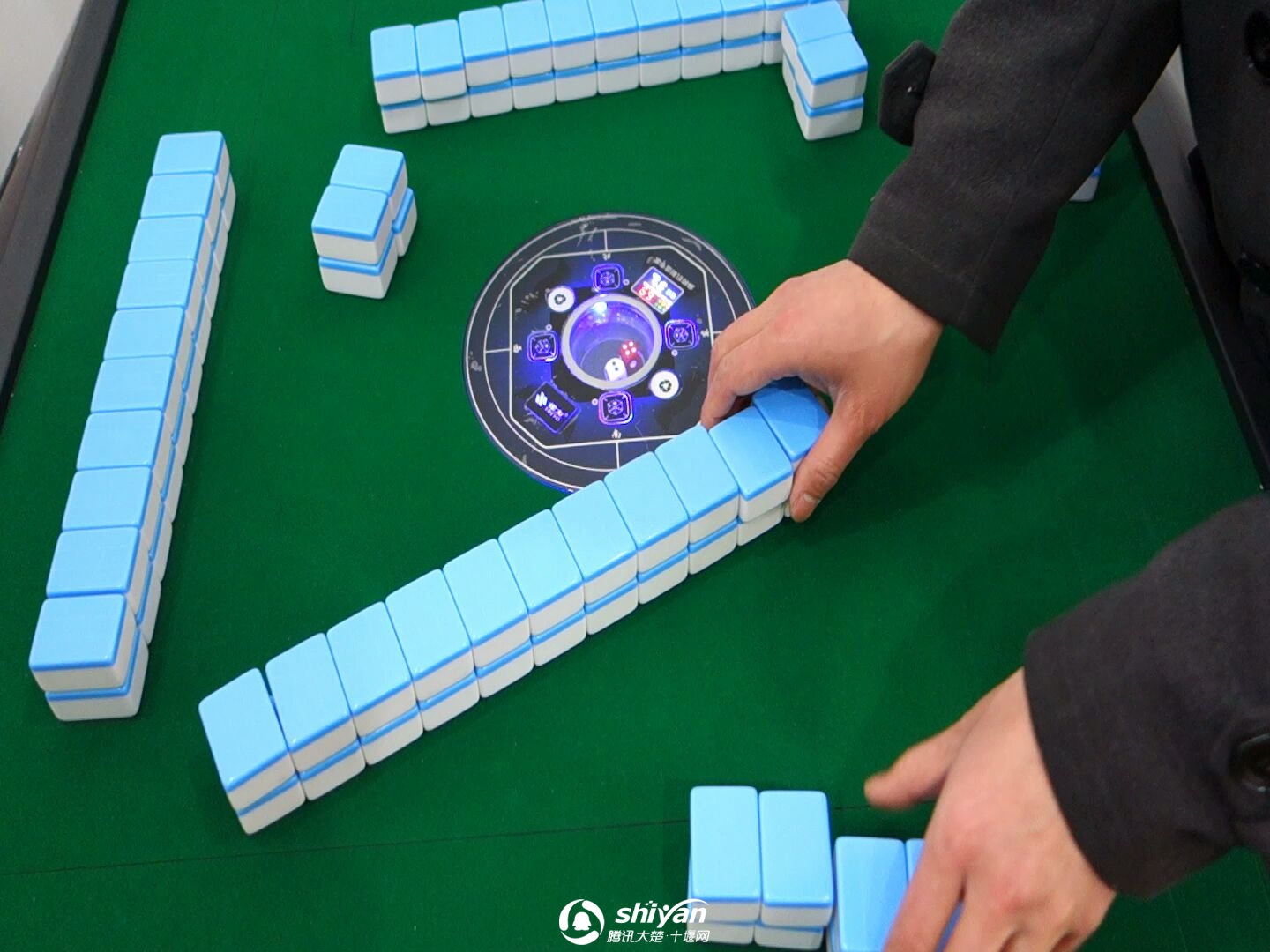 推荐一款“雀神广东麻将开挂神器通用版”开挂神器{透视辅助}全揭秘-第2张图片