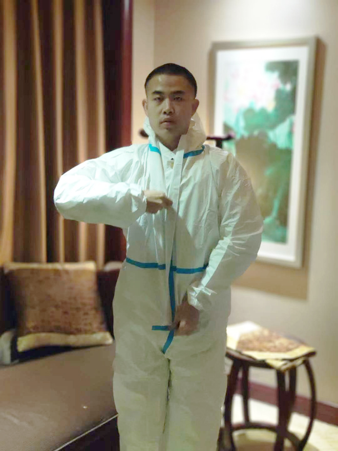 【抗疫情穿雨衣,抗击疫情穿防护服图片】