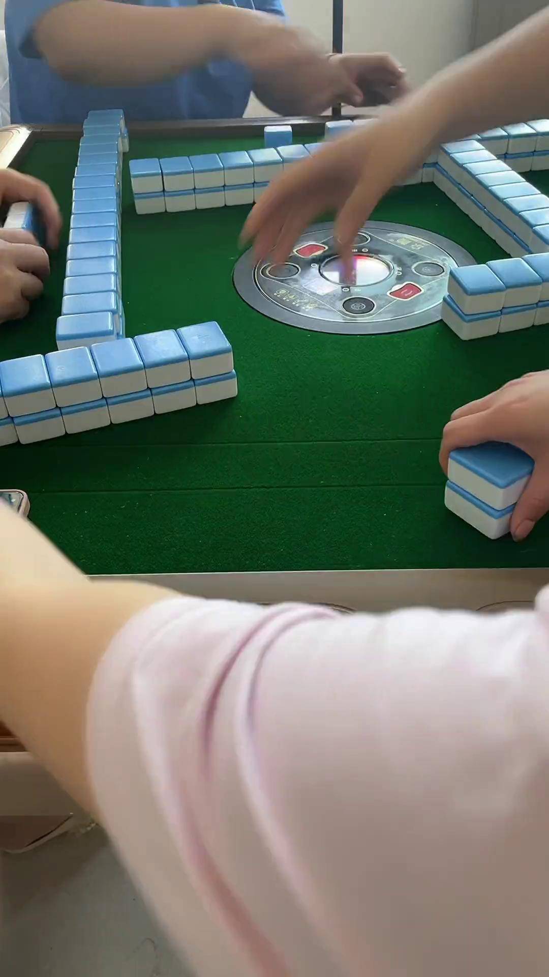 玩家辅助神器：“微信微乐家乡麻将万能开挂器”(透视)开挂辅助脚本+详细开挂安装教程-第1张图片